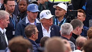 Donald Trump amerikai elnök (USA feliratú sapkában) a nézők között az Irish Open golfbajnokságon 2026. szeptember 13-án