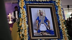 Un portrait du roi Oyo Nyimba de Tooro est exposé dans la cathédrale Saint John's à Fort Portal, le 12 septembre 2026.