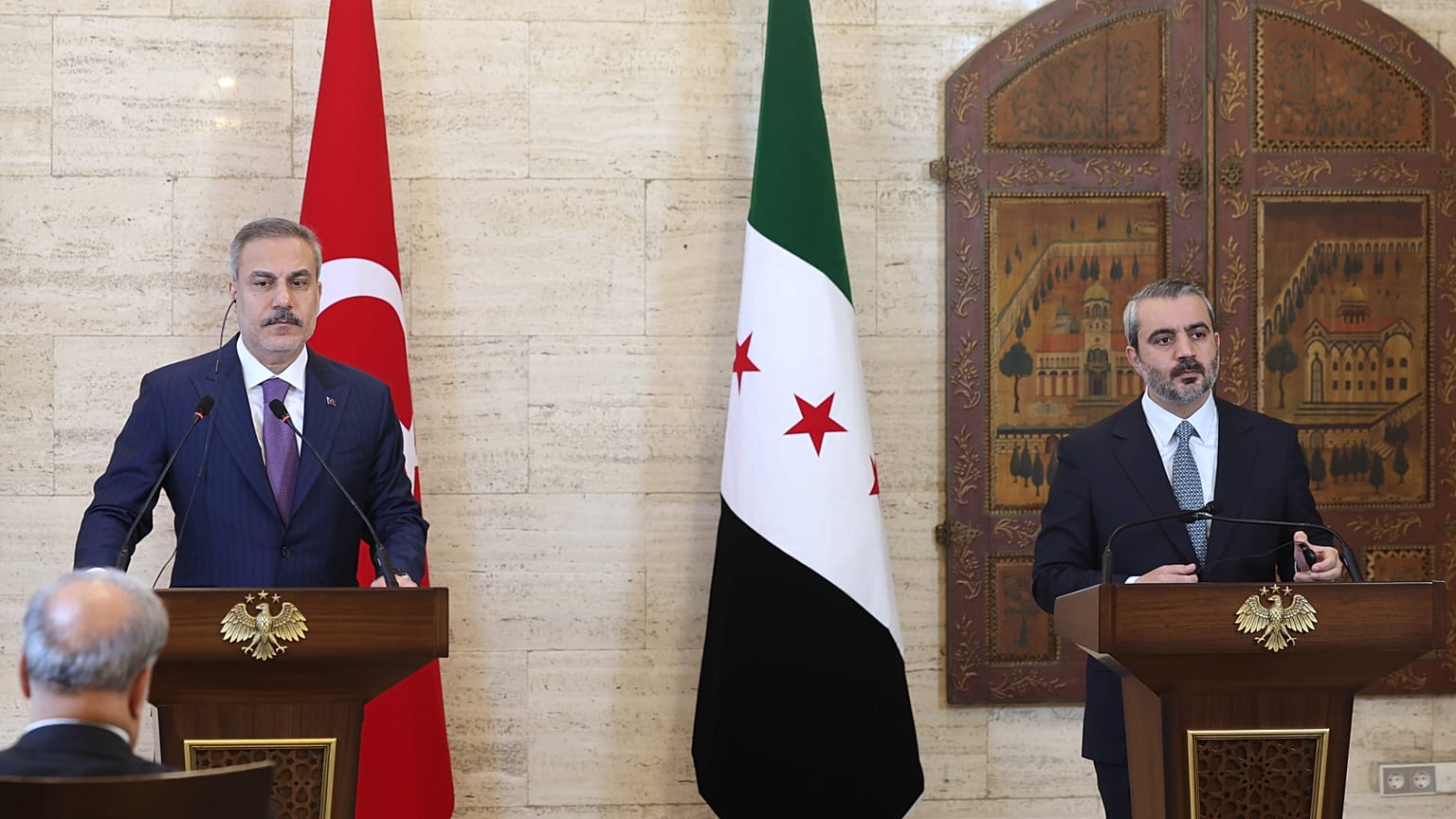 وزيرا الخارجية التركي هاكان فيدان والسوري أسعد الشيباني خلال مؤتمر صحافي مشترك في دمشق، 13 أيلول 2026.