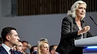 Η Γαλλίδα ακροδεξιά ηγέτις Μαρίν Λεπέν χαιρετά το πλήθος στο τέλος της πολιτικής της συγκέντρωσης στο Ενέν-Μπομόν, στη βόρεια Γαλλία, 13 Σεπτεμβρίου,