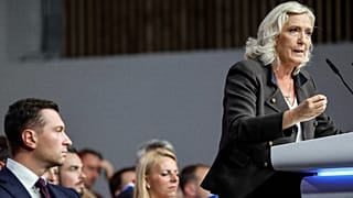 Frankreichs Rechtsaußen-Politikerin Marine Le Pen begrüßt zum Abschluss ihres Treffens die Menge in Hénin-Beaumont in Nordfrankreich am 13. September.