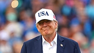Prezydent USA Donald Trump uśmiecha się po ceremonii wręczenia trofeum Irish Open na polu Trump International Golf Links w Doonbeg, 13 września 2026 r.