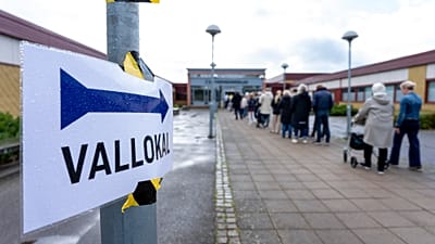 Des électeurs dans un bureau de vote