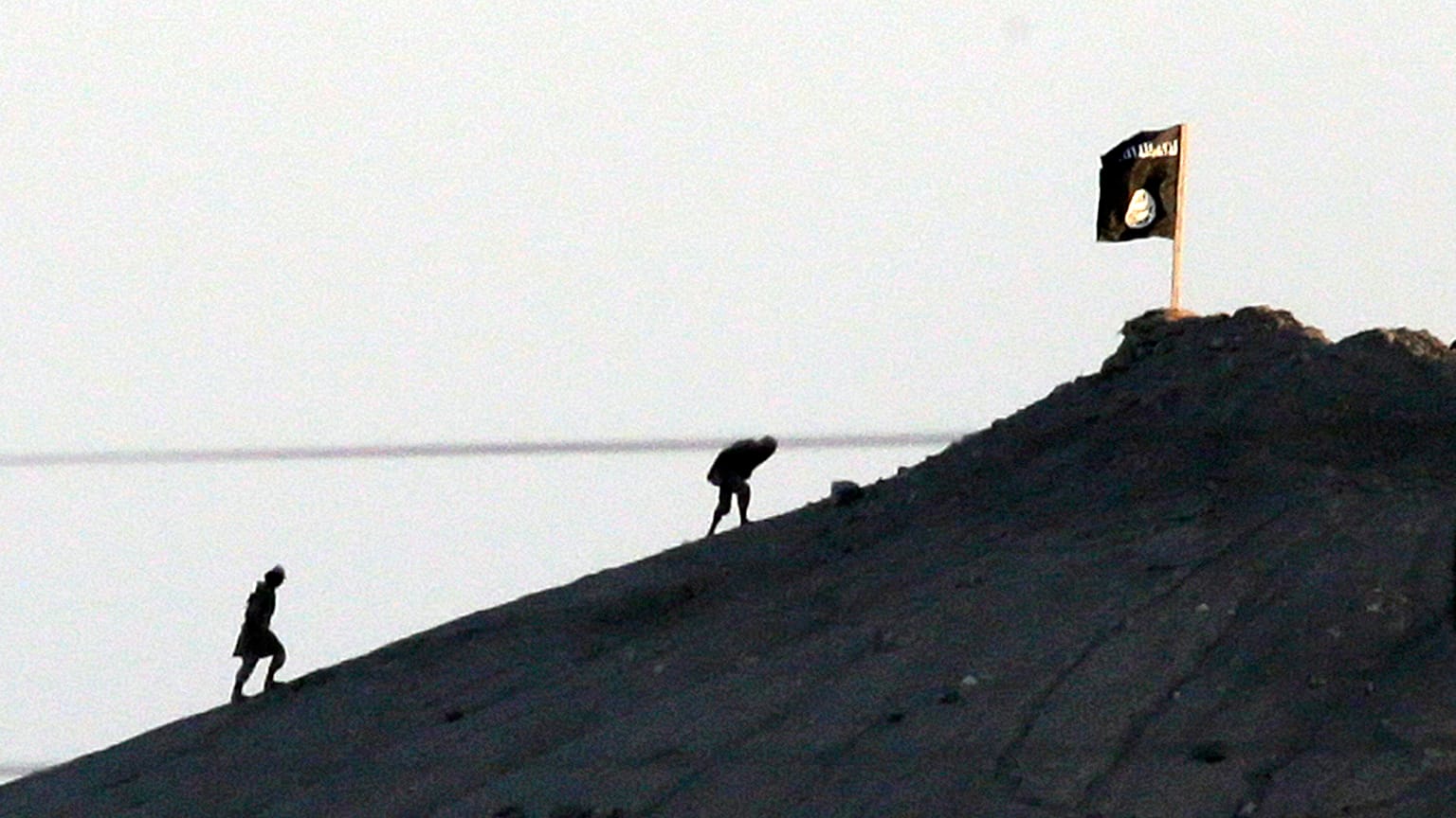 En 2014, des combattants de l'EI, depuis les environs de Suruç, à la frontière entre la Turquie et la Syrie, après avoir hissé le drapeau de l'organisation..
