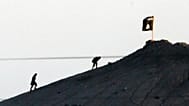 En 2014, des combattants de l'EI, depuis les environs de Suruç, à la frontière entre la Turquie et la Syrie, après avoir hissé le drapeau de l'organisation..