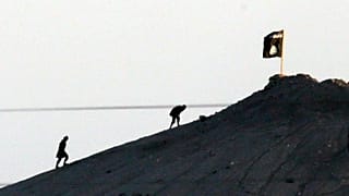 En 2014, des combattants de l'EI, depuis les environs de Suruç, à la frontière entre la Turquie et la Syrie, après avoir hissé le drapeau de l'organisation..