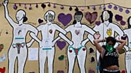 ARCHIVO - Una mujer se ata un pañuelo verde sobre el rostro al inicio de una protesta contra la violencia hacia las mujeres en Ciudad de México, el 25 de noviembre de 2019