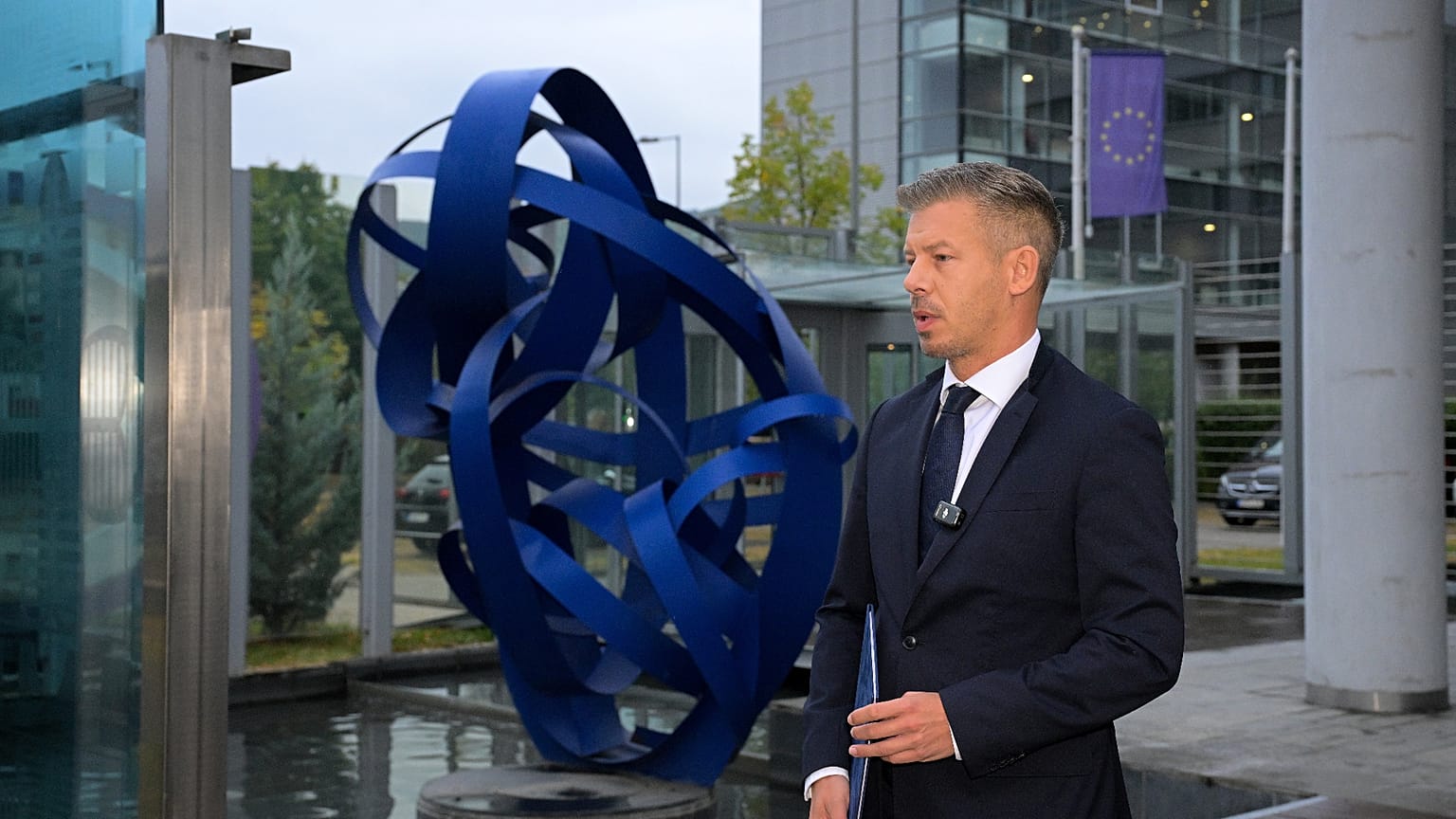 Magyar Péter miniszterelnök érkezik interjújára a Kossuth rádió óbudai stúdiójába 2026. szeptember 14-én.