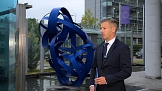 Magyar Péter miniszterelnök érkezik interjújára a Kossuth rádió óbudai stúdiójába 2026. szeptember 14-én.
