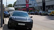 Электромобиль заряжается на фоне очереди на АЗС в Москве, 30 июня 2026 года