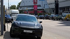 Электромобиль заряжается на фоне очереди на АЗС в Москве, 30 июня 2026 года