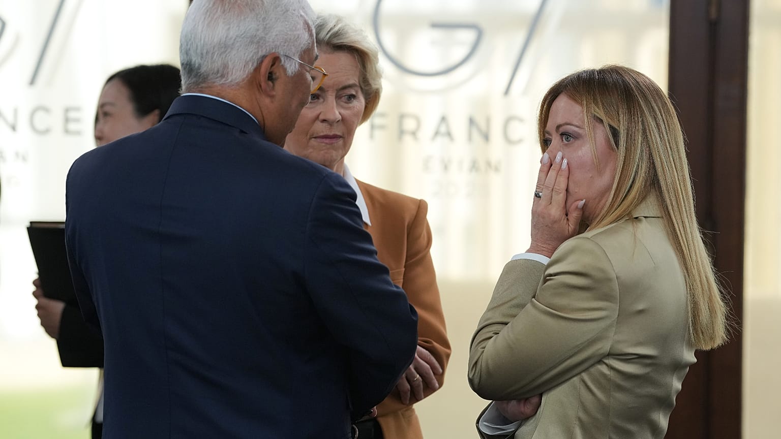 Giorgia Meloni con la presidente della Commissione UE, von der Leyen, e il presidente del Consiglio Europeo, Antonio Costa, durante il G7 Evian-les-Bains (16 giugno 2026)