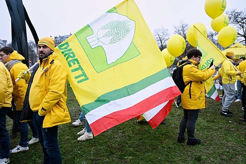 Un gruppo di agricoltori italiani a una manifestazione contro l'accordo commerciale UE-Mercusor, davanti al Parlamento europeo a Strasburgo, martedì 20 gennaio 2026