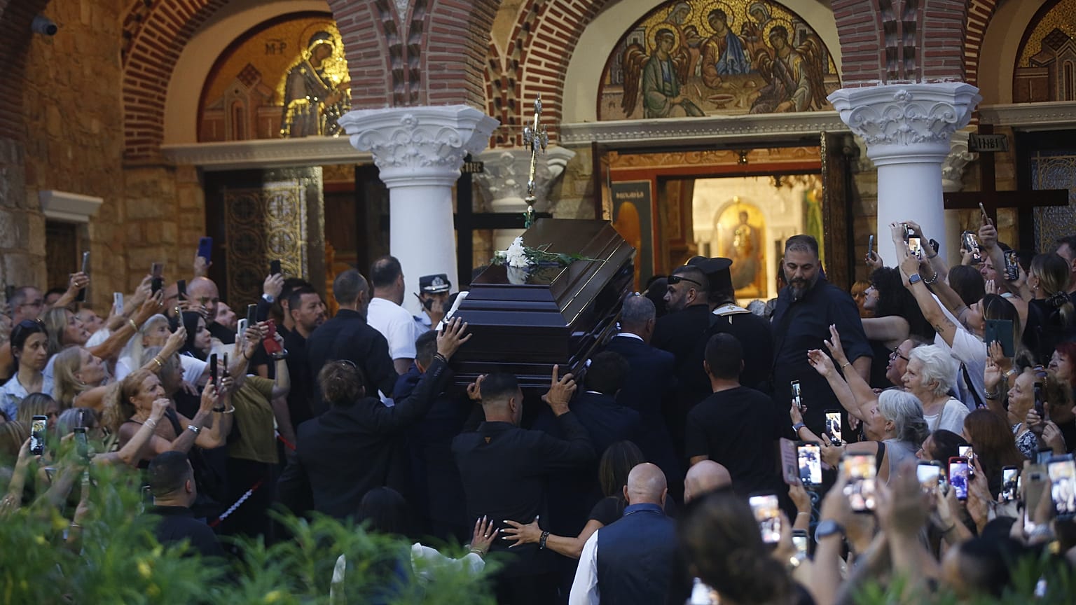 Η σορός του Γιώργου Μαζωνάκη στην Αγία Τριάδα Νίκαιας