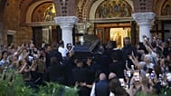 Η σορός του Γιώργου Μαζωνάκη στην Αγία Τριάδα Νίκαιας
