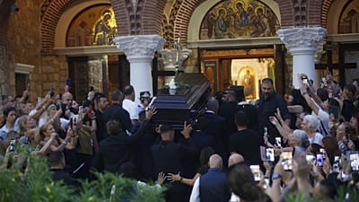 Η σορός του Γιώργου Μαζωνάκη στην Αγία Τριάδα Νίκαιας