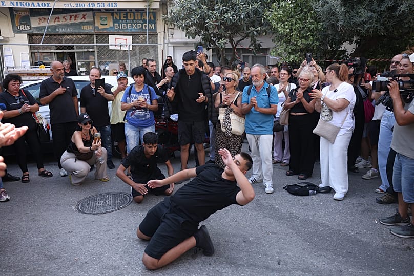 Θαυμαστές του Γιώργου Μαζωνάκη χορεύουν στη μνήμη του