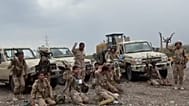  جنگجویان حوثی را در حال شعار دادن پس از اقامه نماز در کنار خودروهای نظامی نشان می‌دهد، ۱۲ سپتامبر ۲۰۲۶