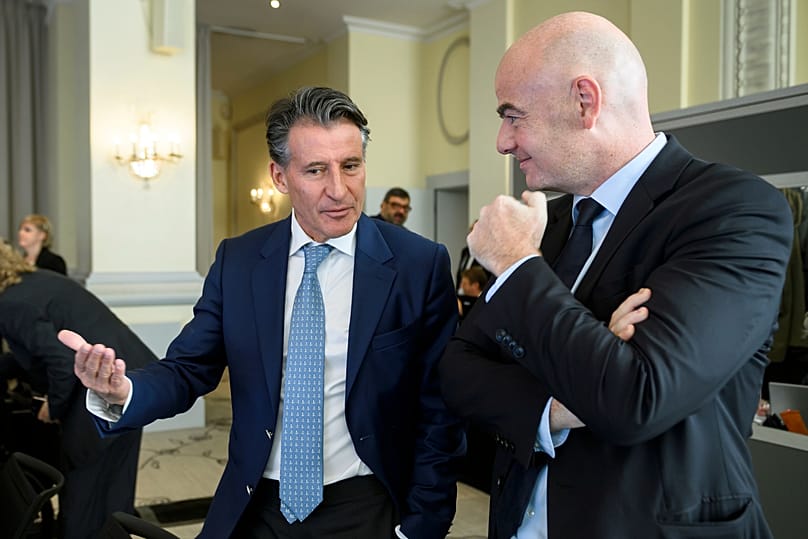 Οι πρόεδροι της (τότε) IAAF Σεμπ. Κόου και FIFA Τζιάνι Ινφαντίνο σε Σύνοδο της ΔΟΕ στη Λωζάννη τον Οκτώβριο του 2016
