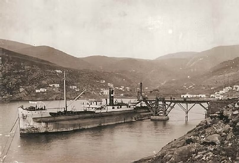 Φόρτωση στην παλιά ξύλινη σκάλα της ανατολικής πλευράς του Μ. Λιβαδιού, 1890-1893. 