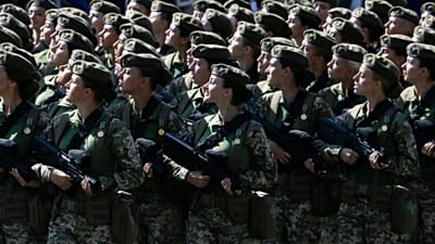 سربازان زن اوکراینی در طول خیابان اصلی خرسچاتیک در جریان رژه نظامی به مناسبت روز استقلال در کییف اوکراین، ۲۴ اوت ۲۰۱۸، رژه می‌روند.