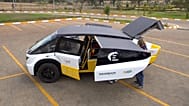 Im kenianischen Narok County wird der solarbetriebene Rettungswagen „Stella Juva“ auf den Straßen getestet.