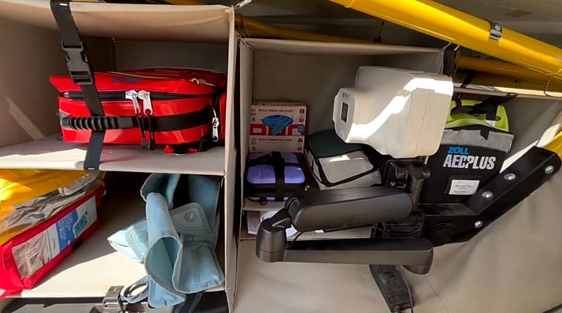 Medizinische Geräte im solarbetriebenen Rettungswagen Stella Juva.