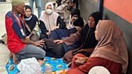 Άνθρωποι περιμένουν νέα για συγγενείς τους που ήταν ανάμεσα στους επιβάτες του φέρι μποτ που ανετράπη σε κακοκαιρία στη Θάλασσα της Ιάβας την Κυριακή