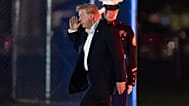 ARCHIVO. El presidente Donald Trump devuelve el saludo al caminar del helicóptero Marine One a su limusina a su llegada a The Ellipse el 13 de septiembre de 2026