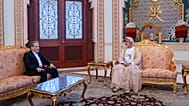 صورة أرشيفية - في هذه الصورة التي نشرتها وزارة الخارجية الإيرانية، يلتقي وزير الخارجية الإيراني عباس عراقجي (يساراً) بسلطان عمان هيثم بن طارق في مسقط، 