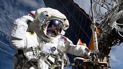 NASA-Astronautin und Flugingenieurin der Expedition 72, Anne McClain, steht nahe einem der großen Solarpaneele der Internationalen Raumstation.