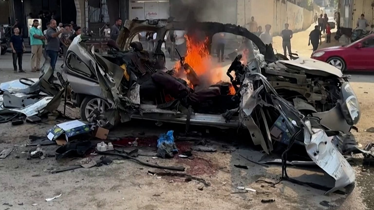 Véhicule en feu après une frappe aérienne israélienne