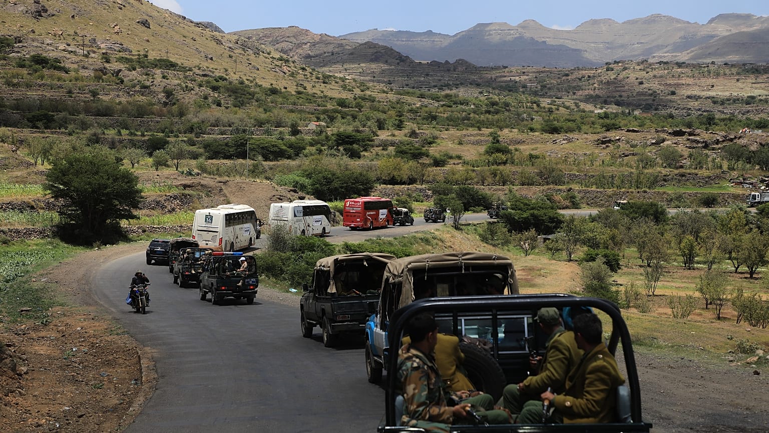 Huthi-Kämpfer eskortieren einen Konvoi mit in Mokha freigelassenen Gefangenen durch den Bezirk Bani Matar auf dem Weg nach Sanaa, am zwölften September 2026