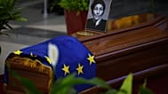 Una bandiera dell'UE sul feretro di Emma Bonino, alla camera ardente allestita per l'ex commissaria al Campidoglio a Roma (13 settembre 2026)