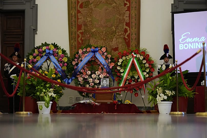 Le corone di fiori posizionate accanto al feretro di Emma Bonino alla camera ardente a Roma (13 settembre 2026)