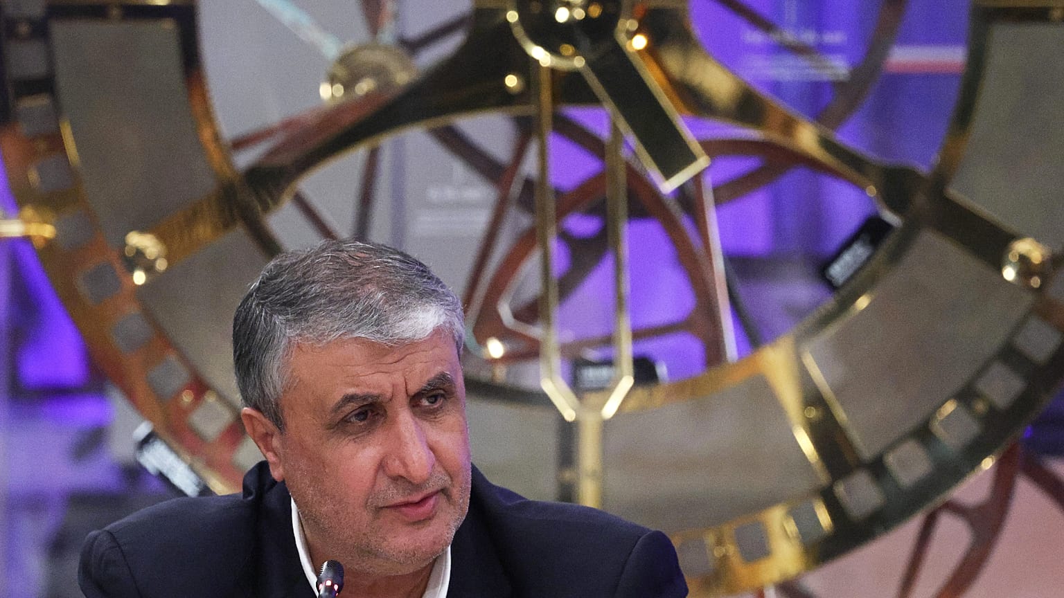محمد إسلامي، نائب الرئيس الإيراني ورئيس منظمة الطاقة الذرية، خلال جلسة في منتدى الأسبوع الذري العالمي في موسكو، الخميس 25 سبتمبر 2025.