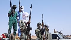 يرفع مقاتلون منشقون عن قوات الدعم السريع (شبه العسكرية) أسلحتهم الرشاشة، في مشهد يُعتقد أنه يمثل تسليم أنفسهم للجيش السوداني، وذلك في غرب أم درمان، عند أطراف الخرطوم بالسودان،