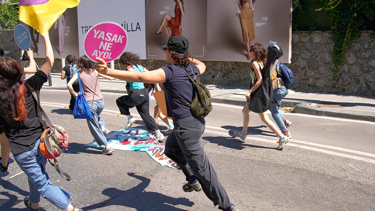 İstanbul'da, LGBTİ+ Onur Haftası kapsamında trans bireylere ve haklarına destek amacıyla düzenlenen bir yürüyüş sırasında insanlar polisten kaçıyor.