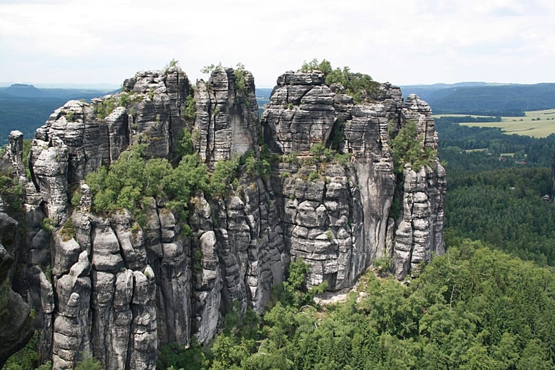 Sandsteinfelsen prägen hier in Sachsen die Landschaft.