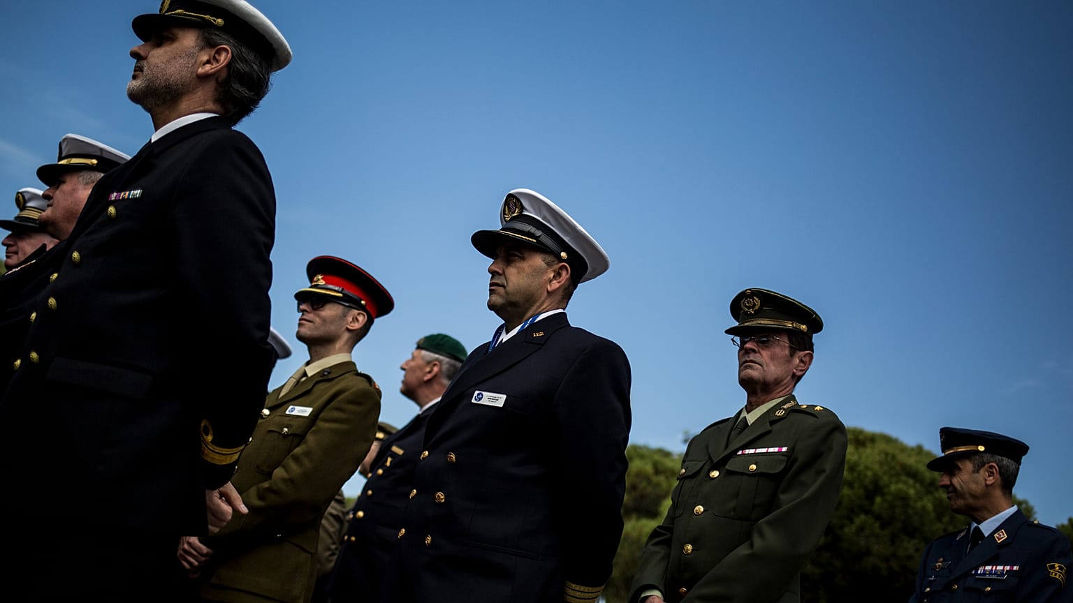 Archivo: Oficiales militares permanecen de pie durante una ceremonia en la Base Naval de Rota. Rota, España, viernes 29 de marzo de 2019