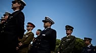 Archivo: Oficiales militares permanecen de pie durante una ceremonia en la Base Naval de Rota. Rota, España, viernes 29 de marzo de 2019