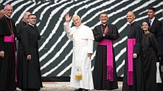 Le pape Léon XIV dévoile une vague géante pour une nouvelle expo sur l'eau à la bibliothèque vaticane