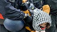  Pro-palästinensische Aktivistin wird von Polizei abgeführt