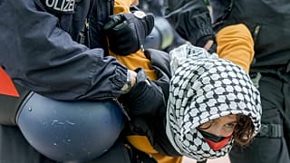  Pro-palästinensische Aktivistin wird von Polizei abgeführt