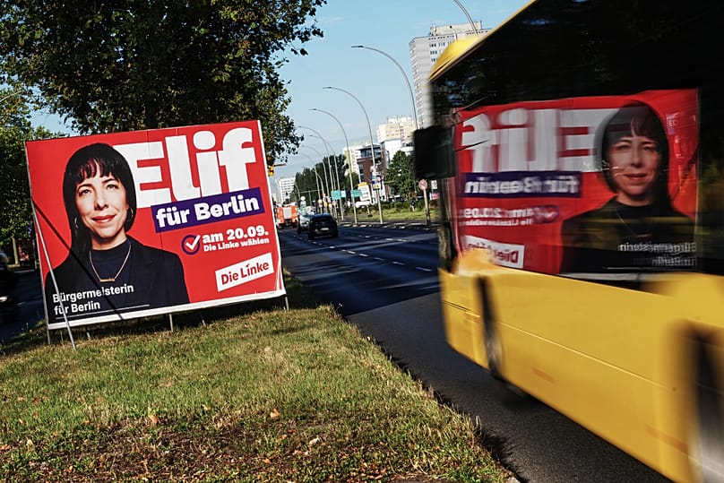 Ein Plakat der Spitzenkandidatin der Linkspartei, Elif Erlap, für die bevorstehende Landtagswahl in Berlin