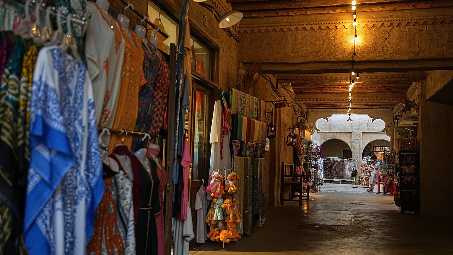بائع ينتظر الزبائن داخل سوق "السيف" الخالي، المجاور لحي "الفهيدي" التاريخي على ضفاف خور دبي -وهي إحدى المناطق السياحية الرئيسية في دبي بدولة الإمارات العربية المتحدة- وذلك يوم