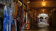 بائع ينتظر الزبائن داخل سوق "السيف" الخالي، المجاور لحي "الفهيدي" التاريخي على ضفاف خور دبي -وهي إحدى المناطق السياحية الرئيسية في دبي بدولة الإمارات العربية المتحدة- وذلك يوم