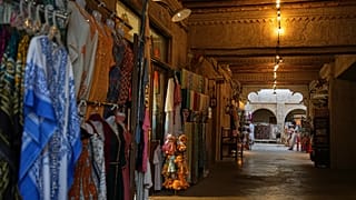 بائع ينتظر الزبائن داخل سوق "السيف" الخالي، المجاور لحي "الفهيدي" التاريخي على ضفاف خور دبي -وهي إحدى المناطق السياحية الرئيسية في دبي بدولة الإمارات العربية المتحدة- وذلك يوم