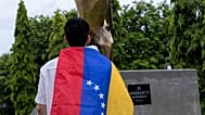 Un venezolano, con la bandera de su país al cuello
