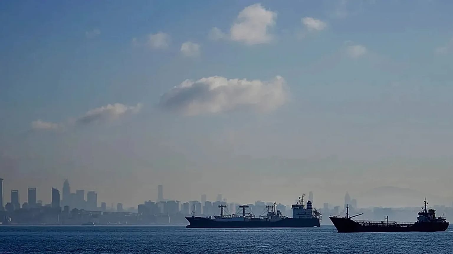 ARŞİV - Marmara Denizi'ne demirlemiş kargo gemileri 